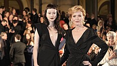 32. roník eského lva. Na vyhláení pichází první hosté. Na snímku Aa...