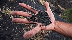 Není to kdovíjaká vzácnost. �inný vulkán vyvrhuje sope�né horniny v objemech...