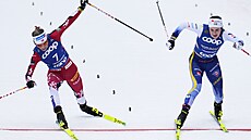 Ebba Anderssonová ze �védska (vpravo) vít�zí ve skiatlonu na mistrovství sv�ta...