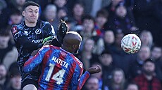 Branká Millwallu Liam Roberts surov fauluje útoníka Jean-Philippa Matetu z...