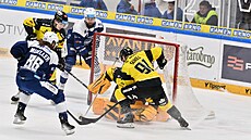 Peter Mueller z brn�nské Komety se pokou�í dorazit puk v utkání s Litvínovem.