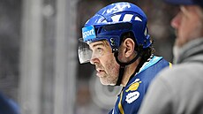 Jaromír Jágr na stídace Kladna v utkání s Vítkovicemi.