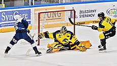 Litvínovský gólman �imon Zají�ek zasahuje proti Jakubu Flekovi z Brna.