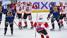 Hokejisté Pardubic B slaví trefu proti Zlínu.