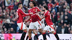 Bruno Fernandes z Manchesteru United (vpravo) slaví gól proti Arsenalu se...
