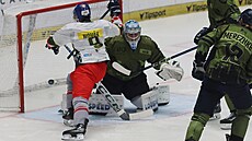 Plze�ský branká� Nick Malík inkasuje v duelu s �eskými Bud�jovicemi.