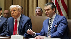 Prezident Donald Trump a ministr obrany Pete Hegseth bhem zasedání vlády v...