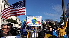 P�íznivci Ukrajiny se shroma��ují p�ed americkým Kapitolem ve Washingtonu (4....