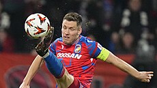 Plze�ský kapitán Luká� Kalvach b�hem zpracování mí�e v utkání s Laziem.