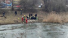 U jednoho z topících se d�tí bylo nutné zajistit dýchací cesty a p�ipojit na...