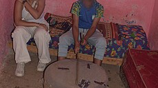 Maro�an p�edvádí, jak správn� bubnovat na lavor s marihuanou.(24. srpna 2024)