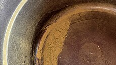 Ze suché marihuany p�i bubnování skrz látku propadl prá�ek. (24. srpna 2024)