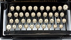 Klávesnice QWERTY na modelu Remington �íslo dva z roku 1878. V�imn�te si, u� se...