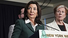 Guvernérka státu New York Kathy Hochulová svolala tiskovou konferenci, kde...