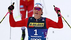 Johannes Hösflot Klaebo vítzí ve skiatlonu na 20 km na mistrovství svta v...