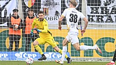 Královéhradecký útoník Adam Griger ped brankáem Janem Hanuem z Jablonce