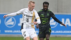 Královéhradecký obránce Karel Spáil odehrává mí ped Alexisem Aleguem z...