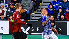 Olomoucký úto�ník Jan Kliment si zpracovává mí� p�ed Filipem Panákem ze Sparty.