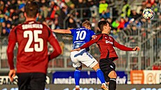 Olomoucký zálo�ník Filip Zorvan ve vzdu�ném souboji Kaanem Kairinenem ze Sparty