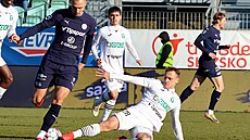 Karvinský záloník Patrik avo se snaí zastavit útoníka Slovácka Jiího...