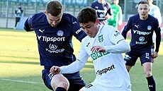 Obránce Slovácka Filip Va�ko nahání karvinského zálo�níka Dennyho Samka.