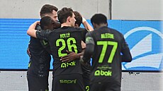 Jablonetí fotbalisté se radují z gólu, který vstelil Lamin Jawo.