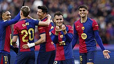 Fotbalisté Barcelony se radují z gólu, který vst�elil Marc Casadó.