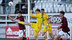Jihlavský Matyá Mika odkopává mí ped Lukáem Penxou ze sparanského béka.