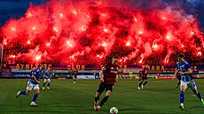 Sparanský útoník Jan Kuchta s míem v utkání proti Olomouci