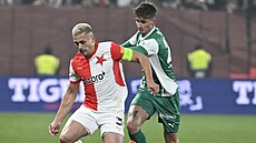 Slávistický obránce Tomá� Hole� si kryje mí� v utkání proti Bohemians.