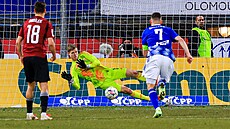 Sparanský branká Peter Vindahl chytá penaltu v utkání proti Olomouci.