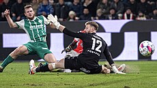 Branká Michal Reichl z Bohemians inkasuje gól od El Hadjiho Malicka Dioufa....