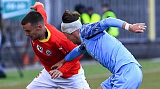 Brn�nský úto�ník Adam Kronus (vlevo) v utkání proti Chrudimi