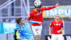 Brnnský záloník Patrik itný hlavikuje v utkání proti Chrudimi.