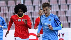 Brnnský záloník William Mackleyther (vlevo) bhem utkání proti Chrudimi