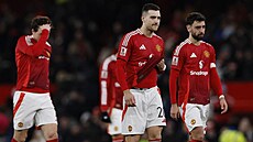 Zklamaní fotbalisté Manchesteru United po vypadnutí z Anglického poháru