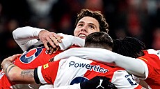 Fotbalisté Slavie se radují z gólu.