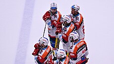 Zklamaní hokejisté Pardubic musí skousávat poráku v Tinci.