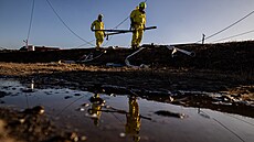 Hasi�i p�i práci na odstra�ování následk� havárie v Hustope�ích.