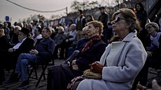 Hudba a ver�e v Bubnech p�ipomn�ly vyvra�d�ní terezínského rodinného tábora....