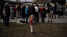 Hudba a ver�e v Bubnech p�ipomn�ly vyvra�d�ní terezínského rodinného tábora....