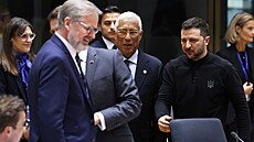 Ukrajinský prezident Volodymyr Zelenskyj (druhý zprava) a pedseda Evropské...