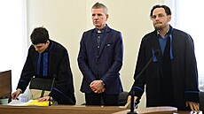 �editel nakladatelství Na�e vojsko Emerich Drtina (uprost�ed) u Obvodního soudu...