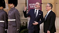 Britský premiér Keir Starmer se zdraví s premiérem České republiky Petrem...