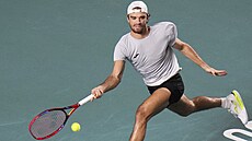 Tomá� Machá� dobíhá k forhendu ve finále turnaje v Acapulcu.