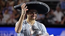 Tomá� Machá� pózuje s trofejí pro vít�ze turnaje v Acapulcu.