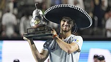 Tomá Machá pózuje s trofejí pro vítze turnaje v Acapulcu.