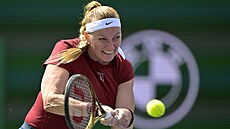 Petra Kvitová hraje bekhend v prvním kole turnaje v Indian Wells.