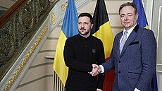 Belgický premiér Bart De Wever (vpravo) zdraví ukrajinského prezidenta...