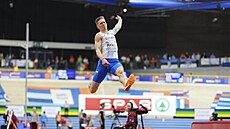 Radek Ju�ka letí ve finále dálka�� na halovém mistrovství Evropy v Apeldoornu.